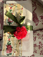 Load image into Gallery viewer, 1960s Spring Roses Table Runner
